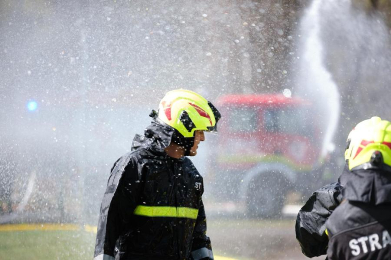 Śmigus-Dyngus w Kamieńcu Ząbkowickim. Strażacy-ochotnicy stoczyli wodną bitwę