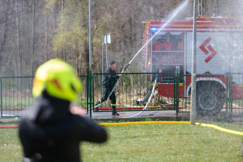 Śmigus-Dyngus w Kamieńcu Ząbkowickim. Strażacy-ochotnicy stoczyli wodną bitwę