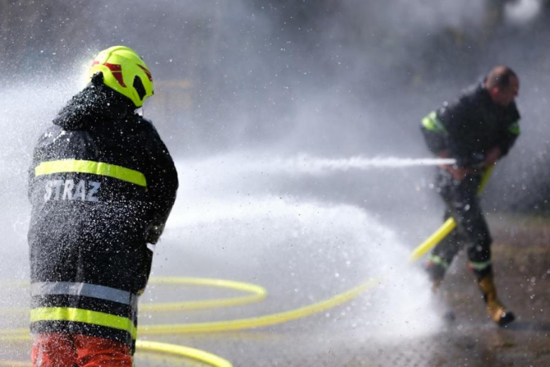 Śmigus-Dyngus w Kamieńcu Ząbkowickim. Strażacy-ochotnicy stoczyli wodną bitwę