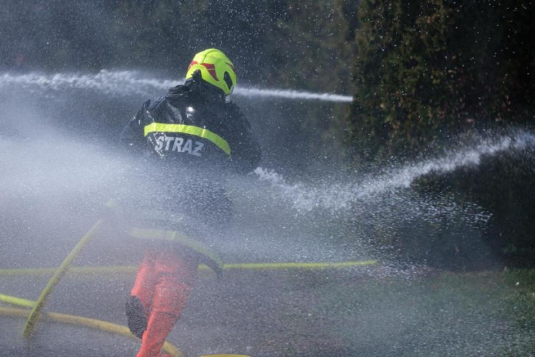 Śmigus-Dyngus w Kamieńcu Ząbkowickim. Strażacy-ochotnicy stoczyli wodną bitwę