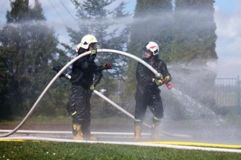 Śmigus-Dyngus w Kamieńcu Ząbkowickim. Strażacy-ochotnicy stoczyli wodną bitwę