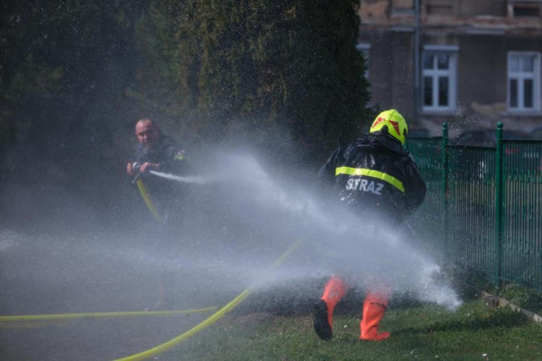 Śmigus-Dyngus w Kamieńcu Ząbkowickim. Strażacy-ochotnicy stoczyli wodną bitwę