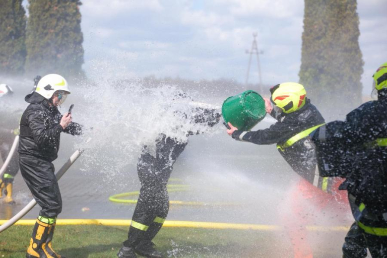 Śmigus-Dyngus w Kamieńcu Ząbkowickim. Strażacy-ochotnicy stoczyli wodną bitwę