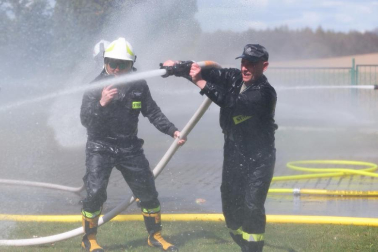 Śmigus-Dyngus w Kamieńcu Ząbkowickim. Strażacy-ochotnicy stoczyli wodną bitwę