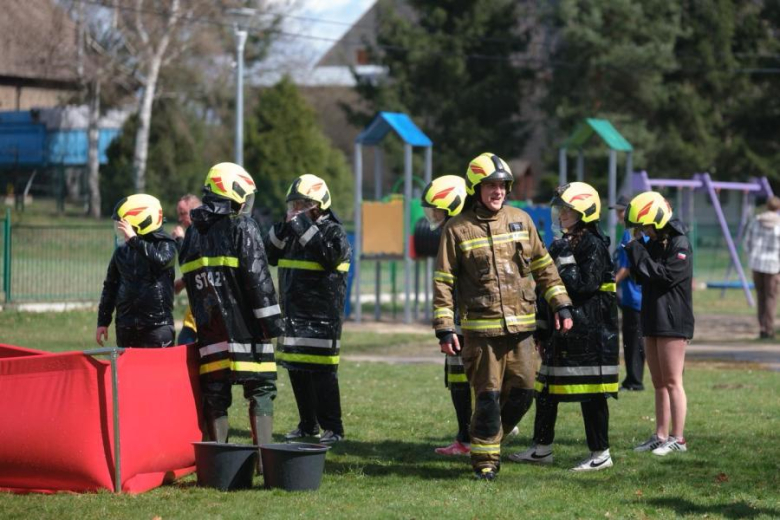 Śmigus-Dyngus w Kamieńcu Ząbkowickim. Strażacy-ochotnicy stoczyli wodną bitwę