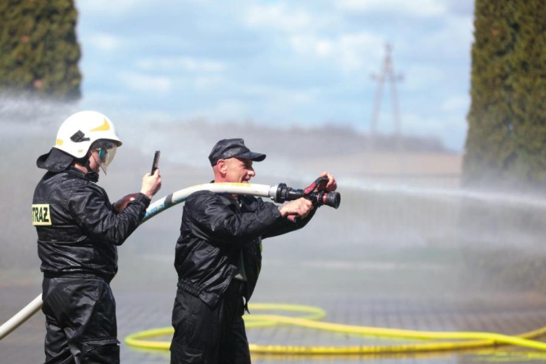 Śmigus-Dyngus w Kamieńcu Ząbkowickim. Strażacy-ochotnicy stoczyli wodną bitwę