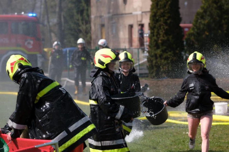 Śmigus-Dyngus w Kamieńcu Ząbkowickim. Strażacy-ochotnicy stoczyli wodną bitwę