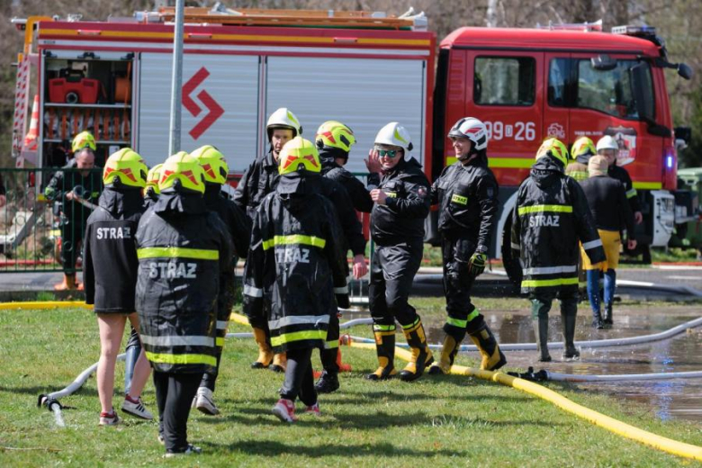 Śmigus-Dyngus w Kamieńcu Ząbkowickim. Strażacy-ochotnicy stoczyli wodną bitwę