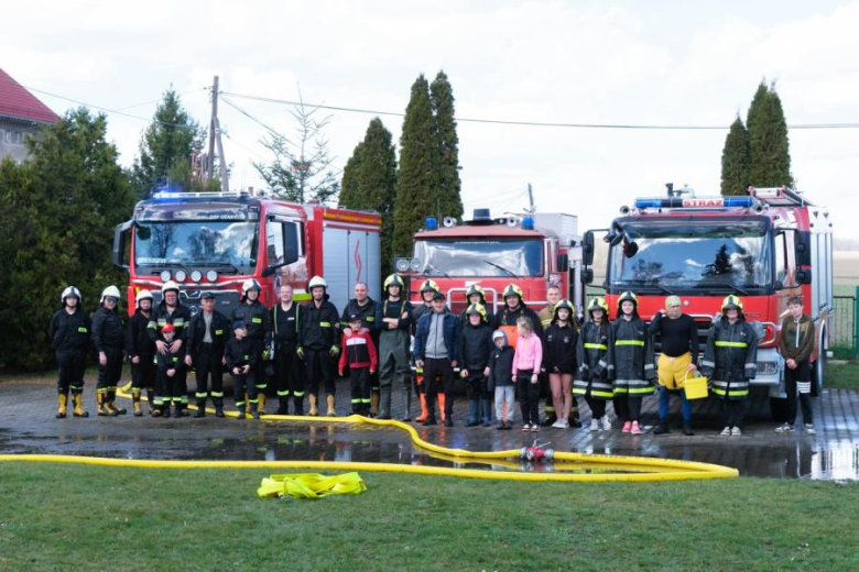 Śmigus-Dyngus w Kamieńcu Ząbkowickim. Strażacy-ochotnicy stoczyli wodną bitwę
