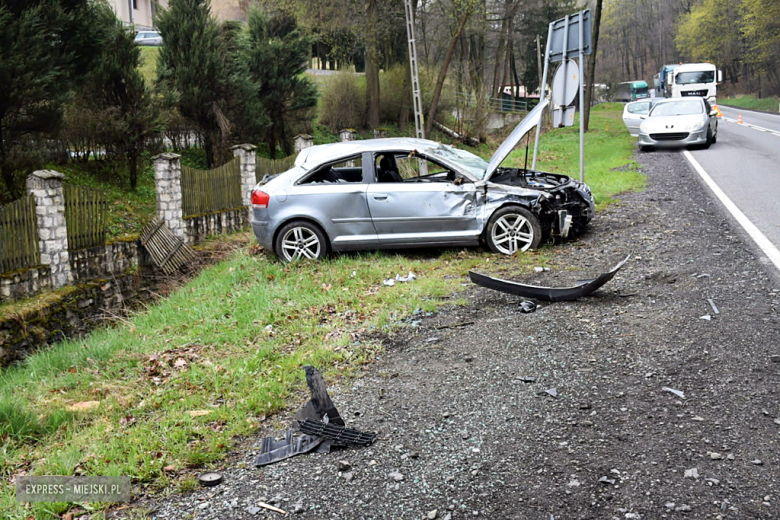 Na drodze krajowej nr 46 w Mąkolnie w gminie Złoty Stok doszło do zderzenia dwóch pojazdów