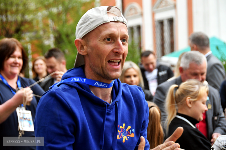 Setki biegaczy i świetne wyniki. 15. Półmaraton Henrykowski i 11. Dycha Księgi Henrykowskiej [foto]