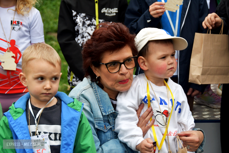Setki biegaczy i świetne wyniki. 15. Półmaraton Henrykowski i 11. Dycha Księgi Henrykowskiej [foto]
