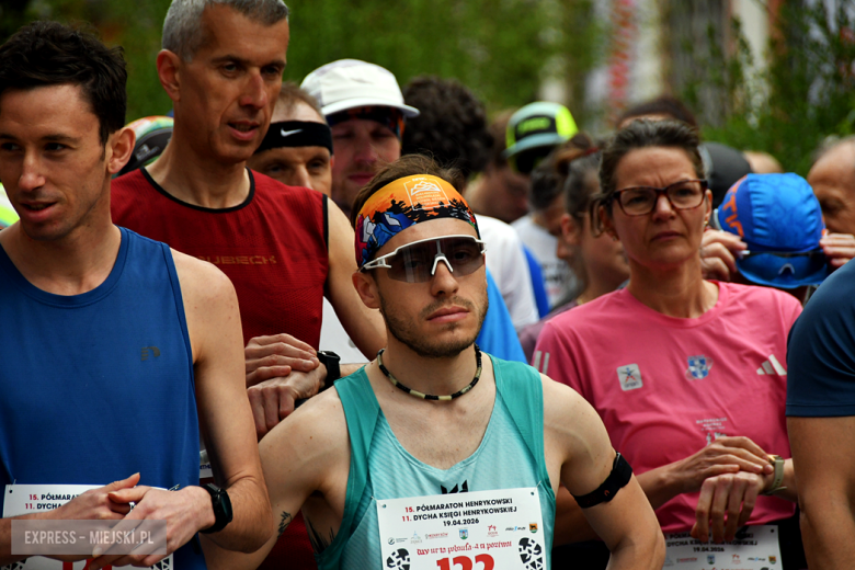 Setki biegaczy i świetne wyniki. 15. Półmaraton Henrykowski i 11. Dycha Księgi Henrykowskiej [foto]