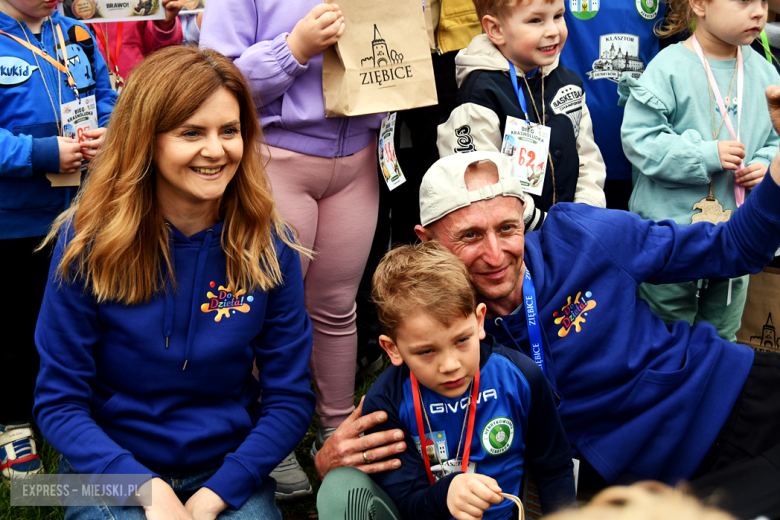Setki biegaczy i świetne wyniki. 15. Półmaraton Henrykowski i 11. Dycha Księgi Henrykowskiej [foto]