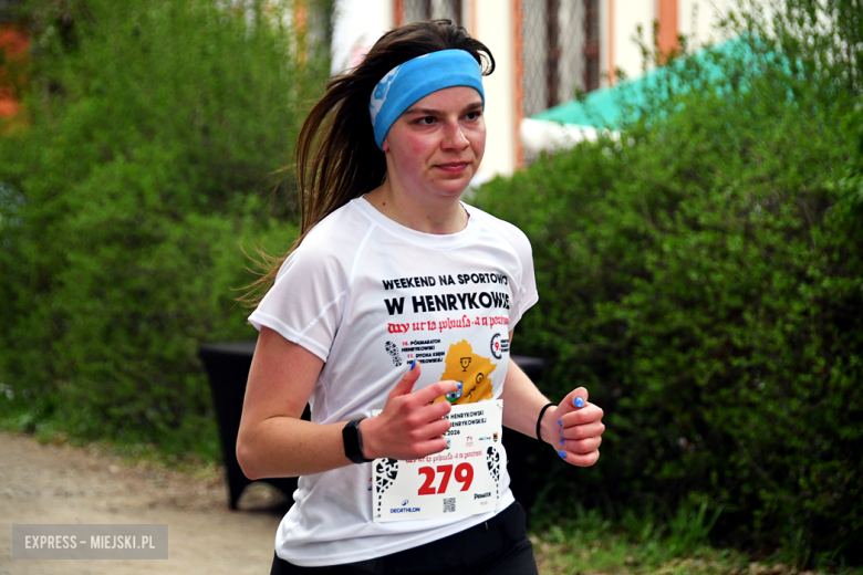 Setki biegaczy i świetne wyniki. 15. Półmaraton Henrykowski i 11. Dycha Księgi Henrykowskiej [foto]