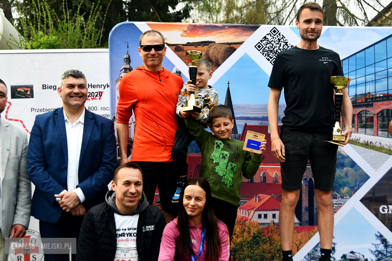 Setki biegaczy i świetne wyniki. 15. Półmaraton Henrykowski i 11. Dycha Księgi Henrykowskiej [foto]