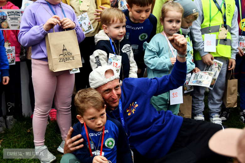 Setki biegaczy i świetne wyniki. 15. Półmaraton Henrykowski i 11. Dycha Księgi Henrykowskiej [foto]