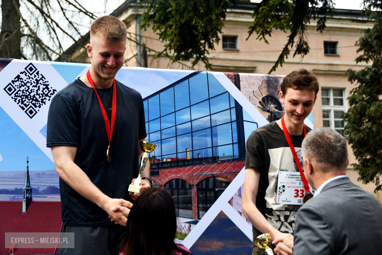 Setki biegaczy i świetne wyniki. 15. Półmaraton Henrykowski i 11. Dycha Księgi Henrykowskiej [foto]