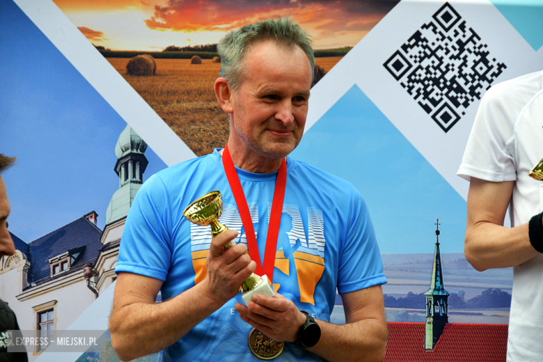 Setki biegaczy i świetne wyniki. 15. Półmaraton Henrykowski i 11. Dycha Księgi Henrykowskiej [foto]