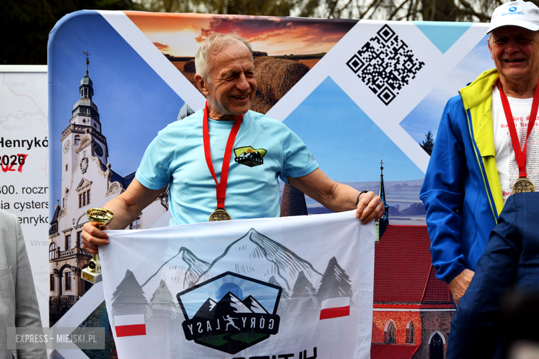 Setki biegaczy i świetne wyniki. 15. Półmaraton Henrykowski i 11. Dycha Księgi Henrykowskiej [foto]