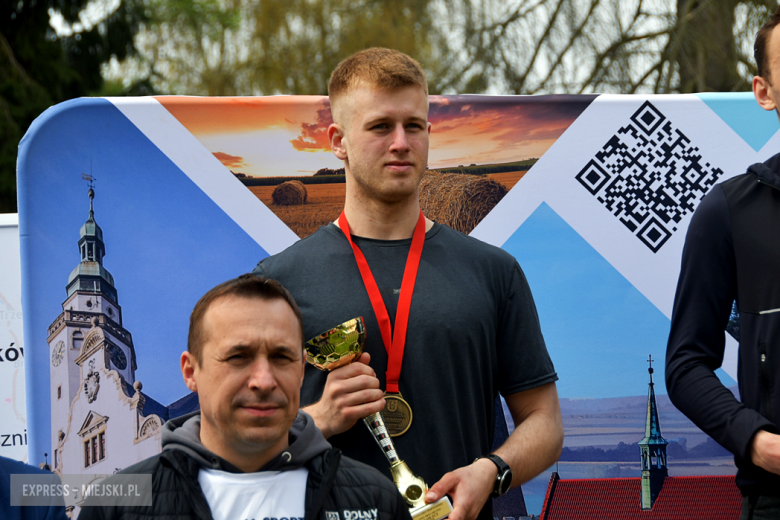 Setki biegaczy i świetne wyniki. 15. Półmaraton Henrykowski i 11. Dycha Księgi Henrykowskiej [foto]
