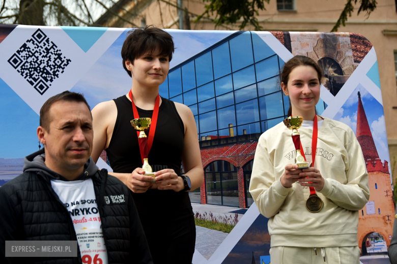 Setki biegaczy i świetne wyniki. 15. Półmaraton Henrykowski i 11. Dycha Księgi Henrykowskiej [foto]