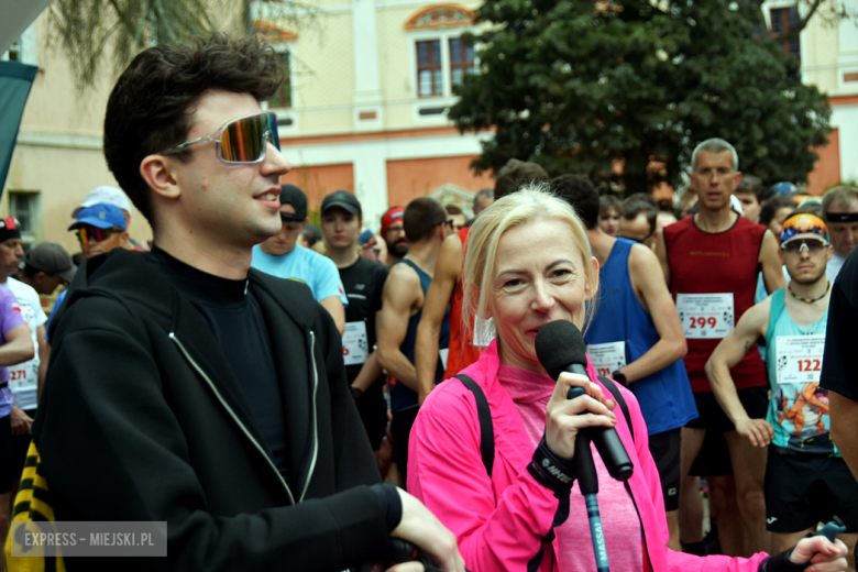 Setki biegaczy i świetne wyniki. 15. Półmaraton Henrykowski i 11. Dycha Księgi Henrykowskiej [foto]