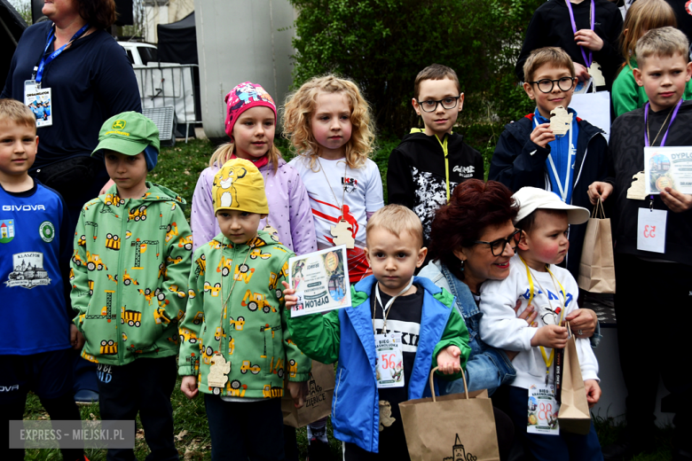 Setki biegaczy i świetne wyniki. 15. Półmaraton Henrykowski i 11. Dycha Księgi Henrykowskiej [foto]