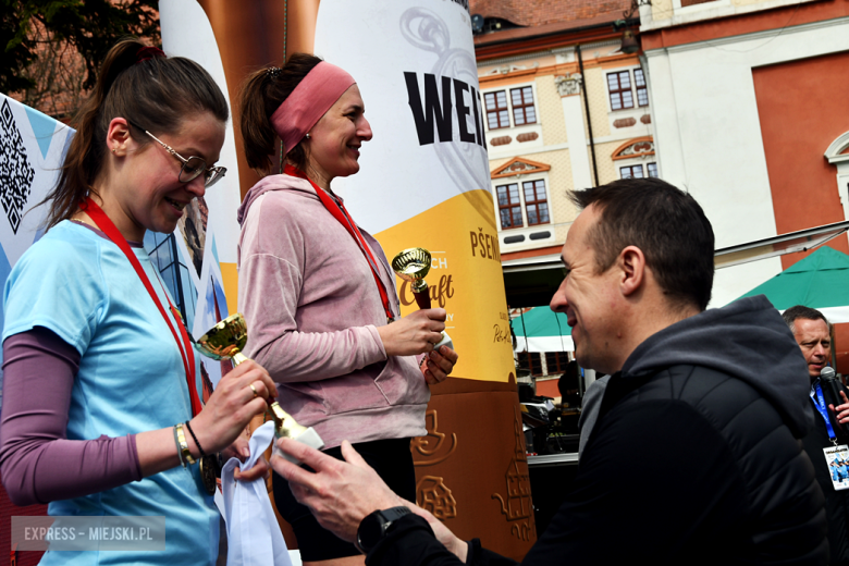 Setki biegaczy i świetne wyniki. 15. Półmaraton Henrykowski i 11. Dycha Księgi Henrykowskiej [foto]