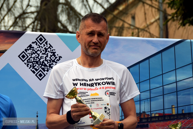 Setki biegaczy i świetne wyniki. 15. Półmaraton Henrykowski i 11. Dycha Księgi Henrykowskiej [foto]