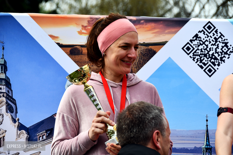 Setki biegaczy i świetne wyniki. 15. Półmaraton Henrykowski i 11. Dycha Księgi Henrykowskiej [foto]