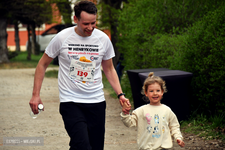 Setki biegaczy i świetne wyniki. 15. Półmaraton Henrykowski i 11. Dycha Księgi Henrykowskiej [foto]