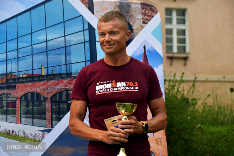 Setki biegaczy i świetne wyniki. 15. Półmaraton Henrykowski i 11. Dycha Księgi Henrykowskiej [foto]