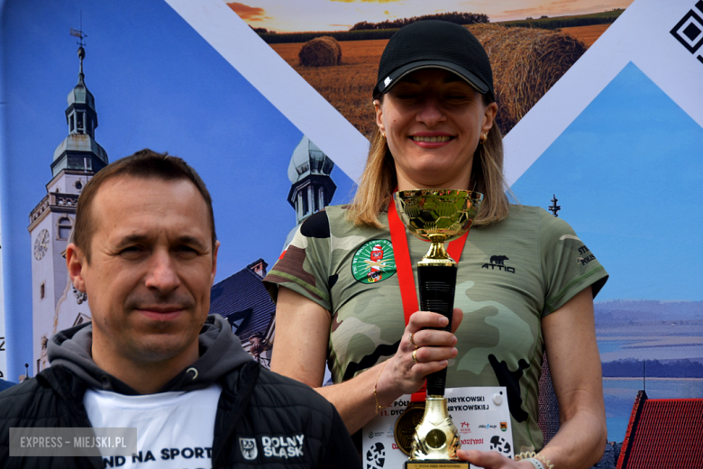 Setki biegaczy i świetne wyniki. 15. Półmaraton Henrykowski i 11. Dycha Księgi Henrykowskiej [foto]