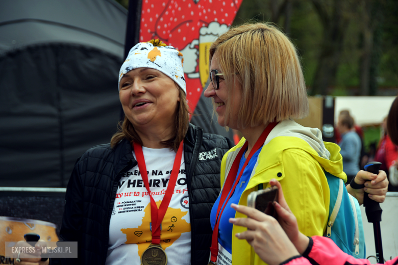 Setki biegaczy i świetne wyniki. 15. Półmaraton Henrykowski i 11. Dycha Księgi Henrykowskiej [foto]