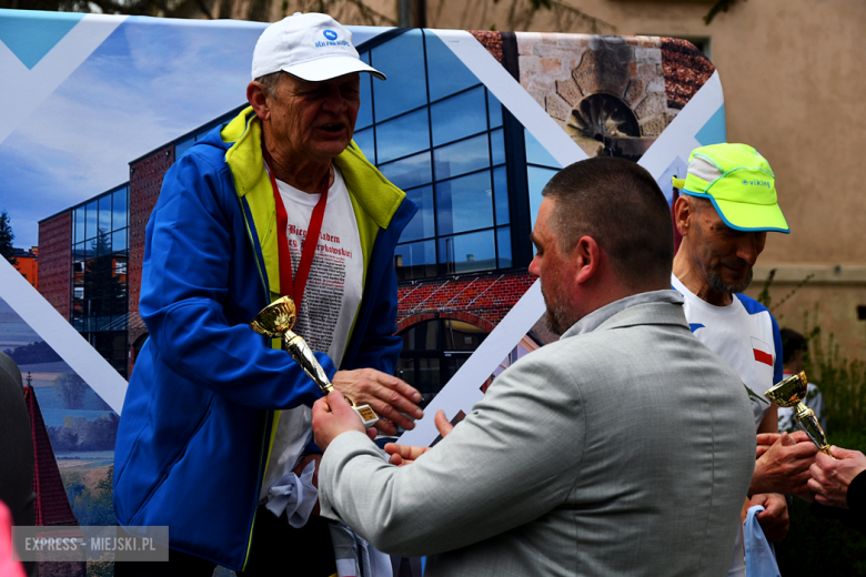 Setki biegaczy i świetne wyniki. 15. Półmaraton Henrykowski i 11. Dycha Księgi Henrykowskiej [foto]