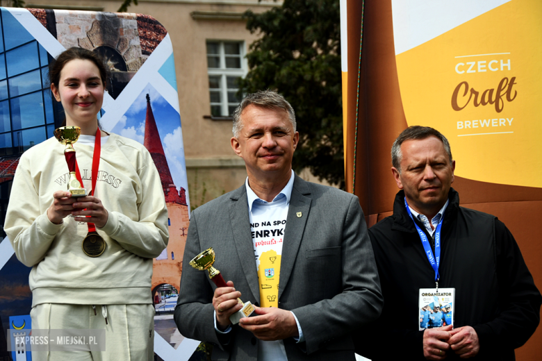 Setki biegaczy i świetne wyniki. 15. Półmaraton Henrykowski i 11. Dycha Księgi Henrykowskiej [foto]
