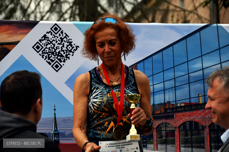 Setki biegaczy i świetne wyniki. 15. Półmaraton Henrykowski i 11. Dycha Księgi Henrykowskiej [foto]
