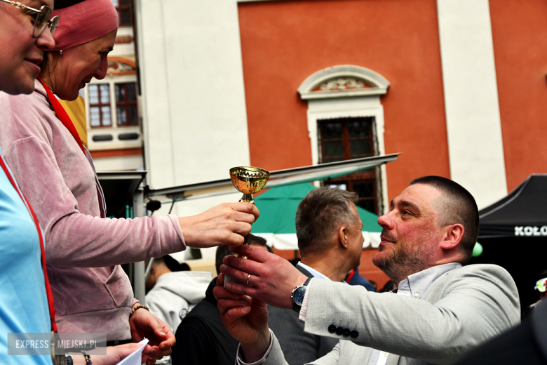 Setki biegaczy i świetne wyniki. 15. Półmaraton Henrykowski i 11. Dycha Księgi Henrykowskiej [foto]
