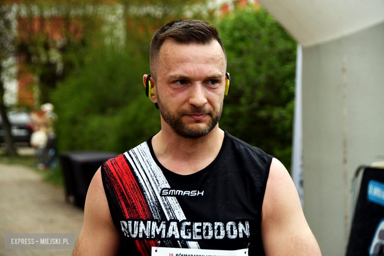 Setki biegaczy i świetne wyniki. 15. Półmaraton Henrykowski i 11. Dycha Księgi Henrykowskiej [foto]