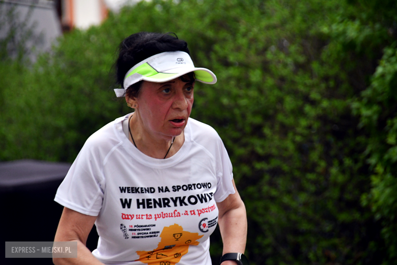 Setki biegaczy i świetne wyniki. 15. Półmaraton Henrykowski i 11. Dycha Księgi Henrykowskiej [foto]