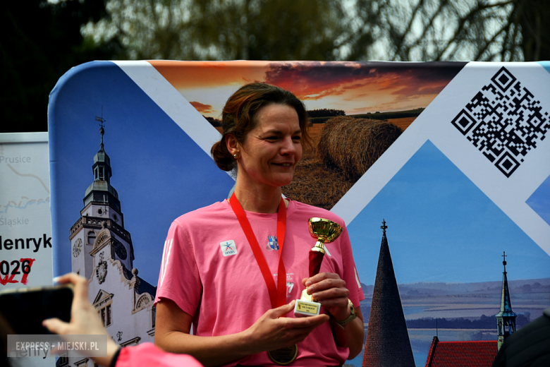 Setki biegaczy i świetne wyniki. 15. Półmaraton Henrykowski i 11. Dycha Księgi Henrykowskiej [foto]