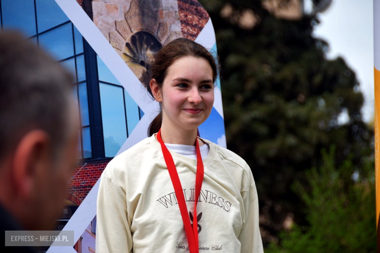 Setki biegaczy i świetne wyniki. 15. Półmaraton Henrykowski i 11. Dycha Księgi Henrykowskiej [foto]