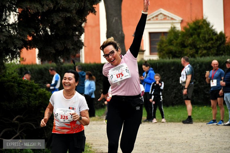 Setki biegaczy i świetne wyniki. 15. Półmaraton Henrykowski i 11. Dycha Księgi Henrykowskiej [foto]
