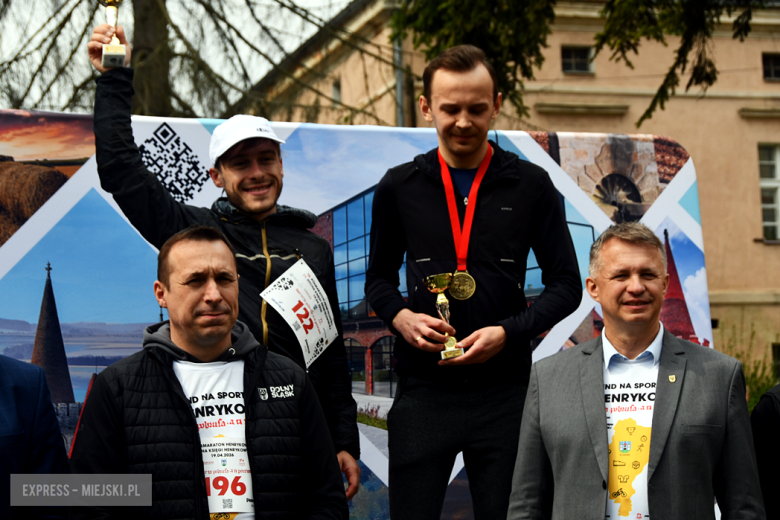 Setki biegaczy i świetne wyniki. 15. Półmaraton Henrykowski i 11. Dycha Księgi Henrykowskiej [foto]