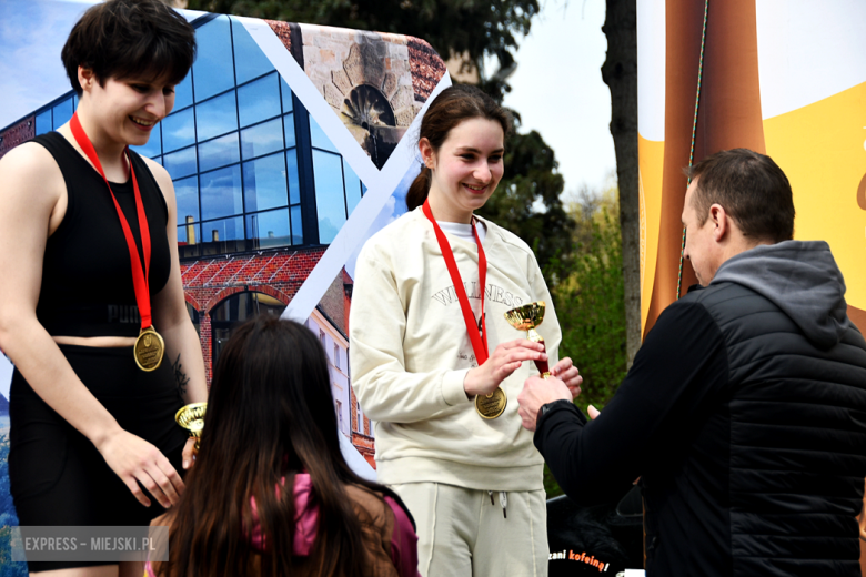 Setki biegaczy i świetne wyniki. 15. Półmaraton Henrykowski i 11. Dycha Księgi Henrykowskiej [foto]