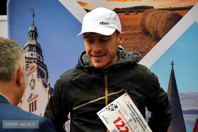 Setki biegaczy i świetne wyniki. 15. Półmaraton Henrykowski i 11. Dycha Księgi Henrykowskiej [foto]