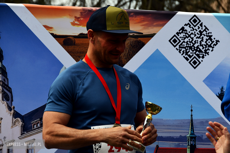 Setki biegaczy i świetne wyniki. 15. Półmaraton Henrykowski i 11. Dycha Księgi Henrykowskiej [foto]