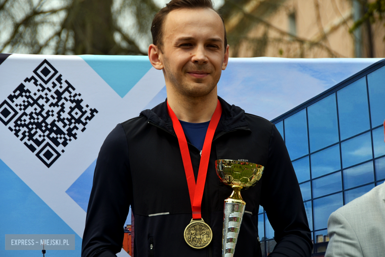 Setki biegaczy i świetne wyniki. 15. Półmaraton Henrykowski i 11. Dycha Księgi Henrykowskiej [foto]