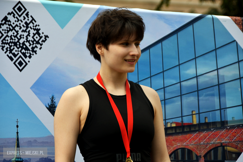 Setki biegaczy i świetne wyniki. 15. Półmaraton Henrykowski i 11. Dycha Księgi Henrykowskiej [foto]